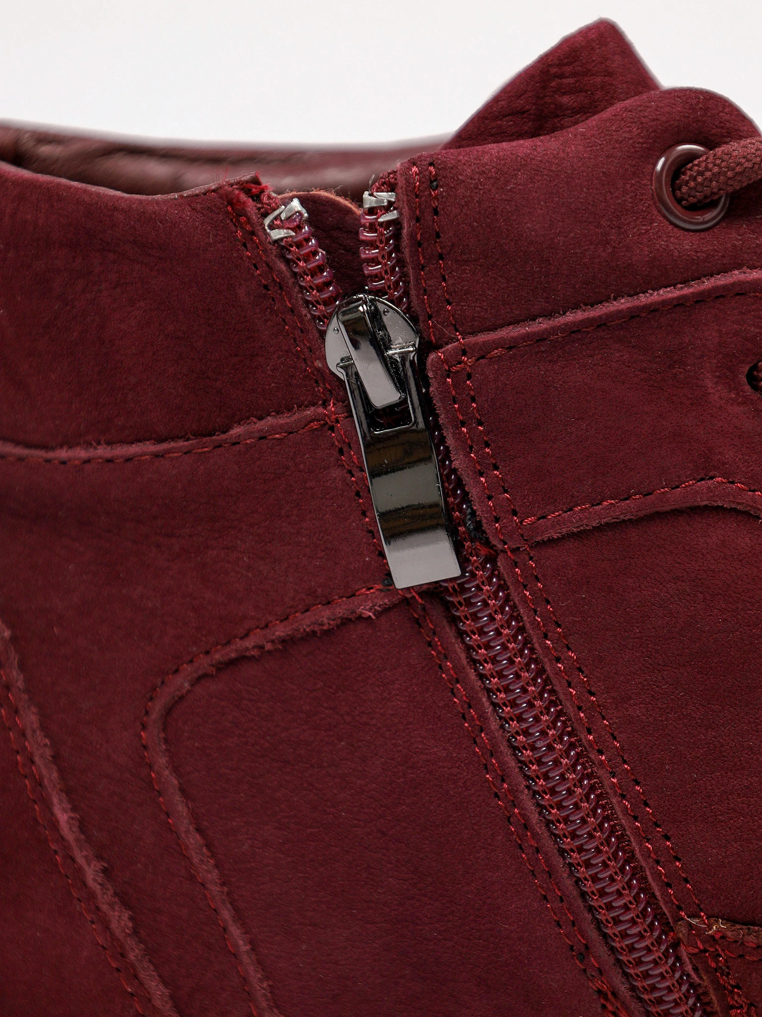 Ботинки бордового цвета на низкой рельефной подошве